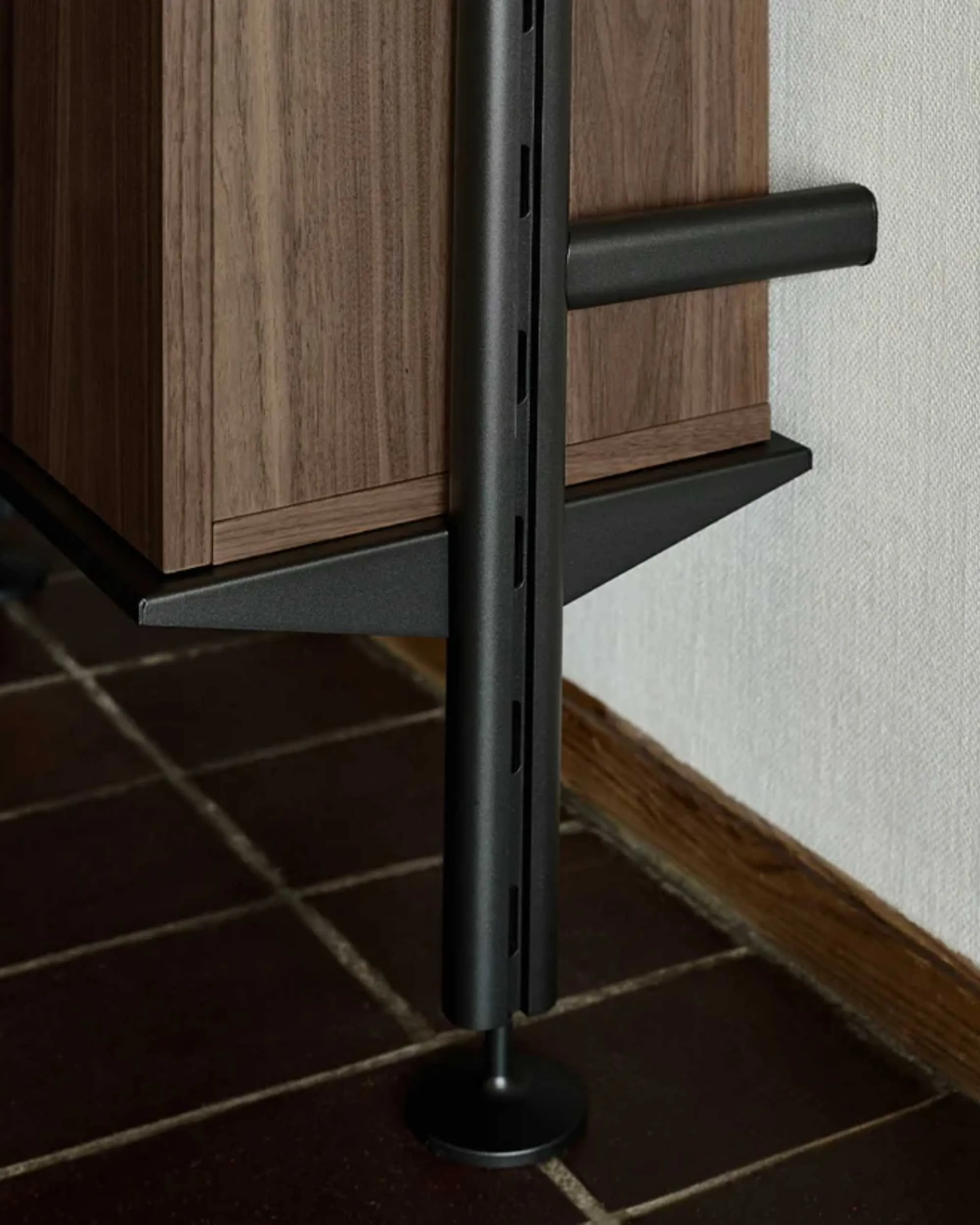 String Pira G2 wall-mounted floor shelf 90 70, black/walnut